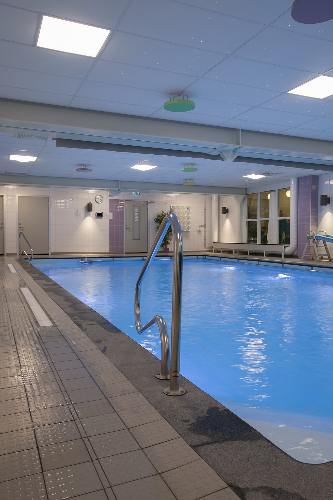 Linnéas bassäng med belyst, stilla vatten